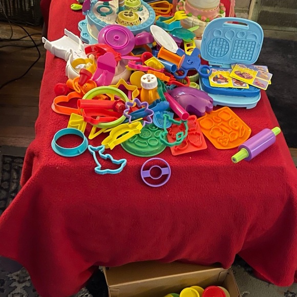 Playdoh and over 4 food creator sets - Picture 5 of 6